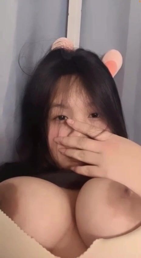 Call video với em Lan Anh rau non cực xinh show cặp vú bự to tròn cho xem đã mắt